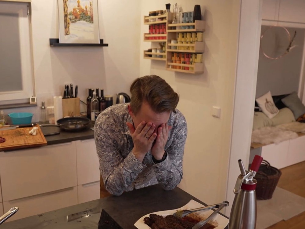 Die Morchelsahne schäumt nicht so richtig - da beginnt bei Ben (37) die Verzweiflung. (Bild: RTL)