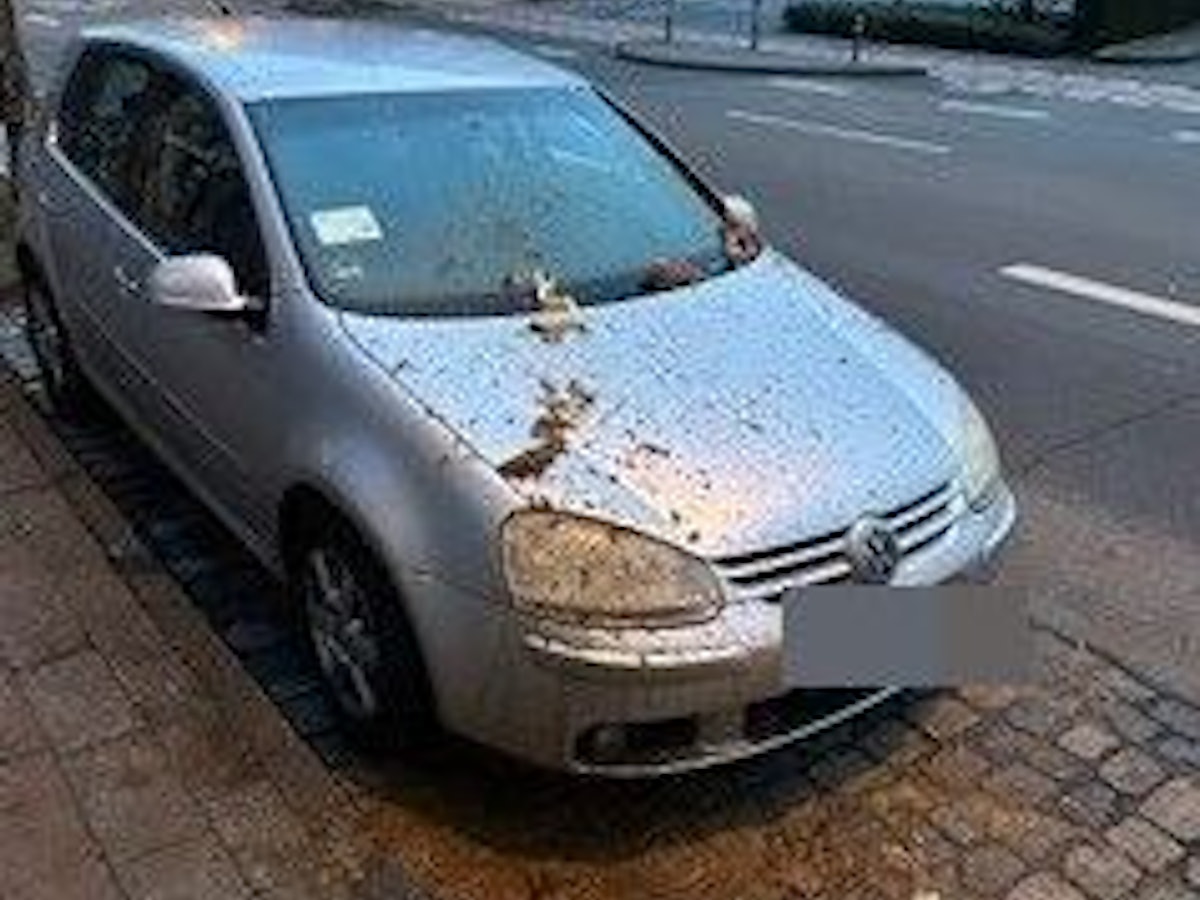 Auch dieses Auto wurde mit Kot übergossen.