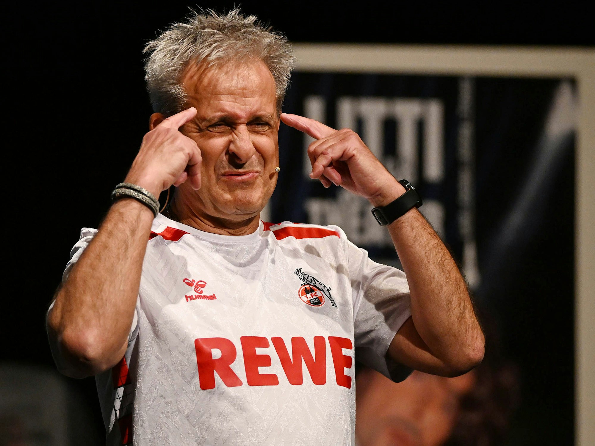 Pierre Littbarski beim Theaterstück in Köln.