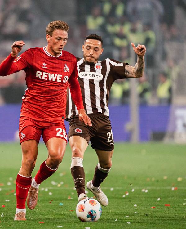 Sebastian Sebulonsen (l.) und Mathias Pereira Lage im Zweikampf um den Ball.