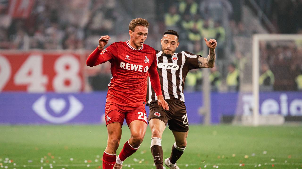 Sebastian Sebulonsen (l.) und Mathias Pereira Lage im Zweikampf um den Ball.