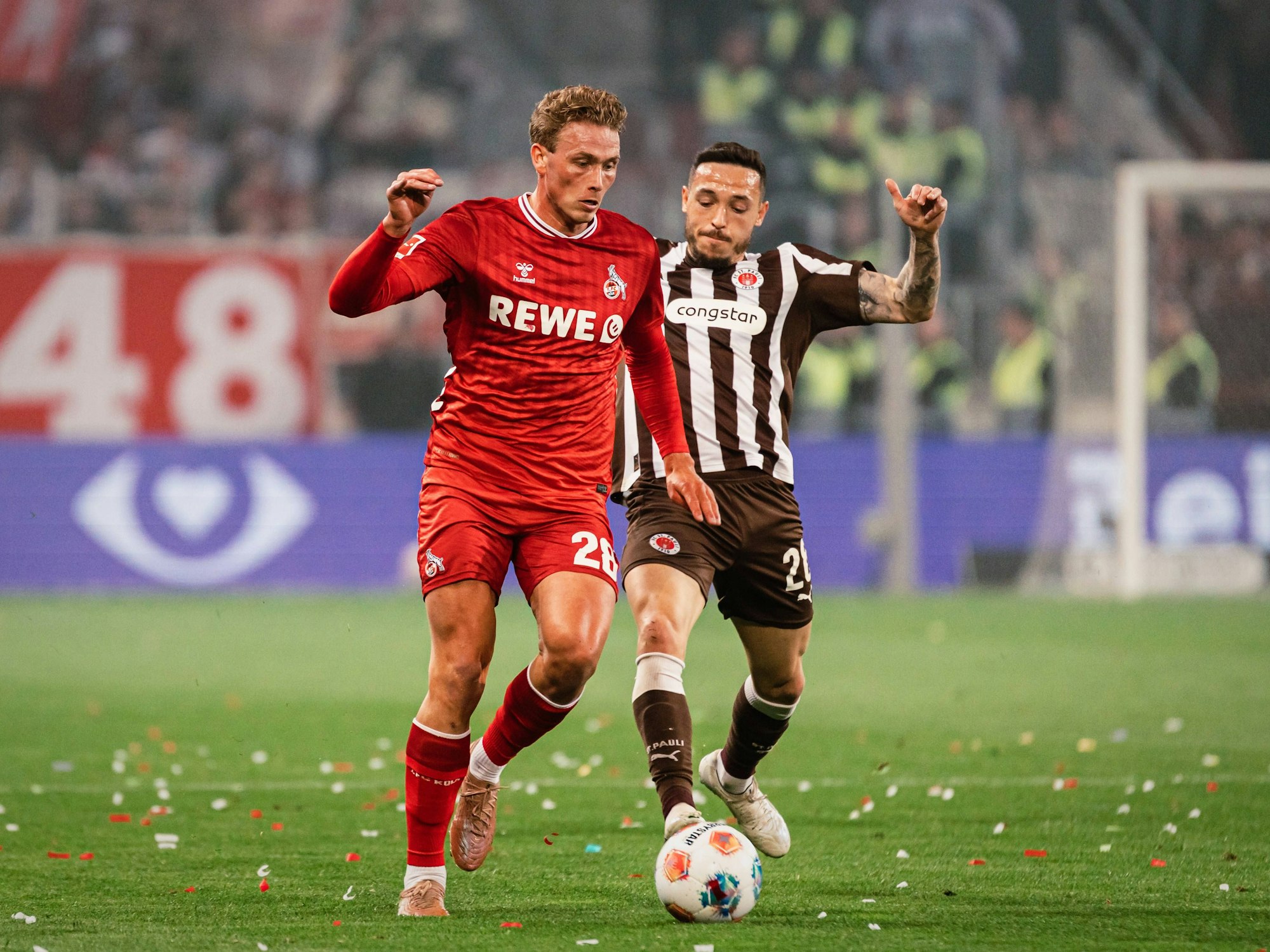 Sebastian Sebulonsen (l.) und Mathias Pereira Lage im Zweikampf um den Ball.