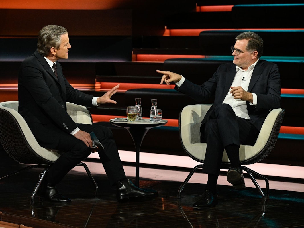 Ex-Kanzleramtschef Wolfgang Schmidt (rechts) sprach am Donnerstagabend über die Herausforderungen, vor denen die schwarz-rote Koalition jetzt steht. (Bild: ZDF / Markus Hertrich)