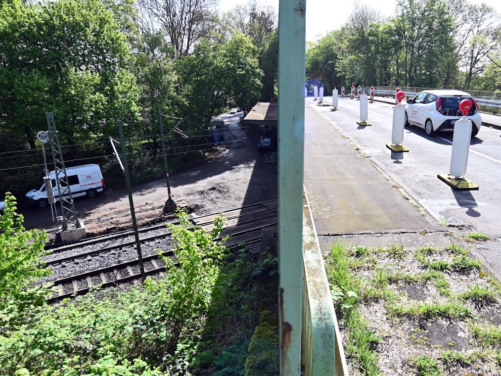 Die Brücke der Straße Am Flachsrosterweg in Köln-Mülheim über die dortigen Eisenbahngleise soll abgerissen werden.