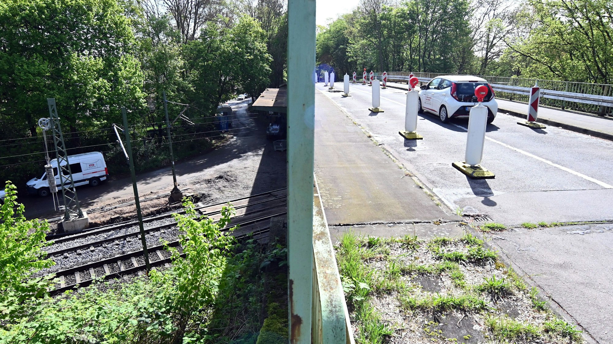 Die Brücke der Straße Am Flachsrosterweg in Köln-Mülheim über die dortigen Eisenbahngleise soll abgerissen werden.