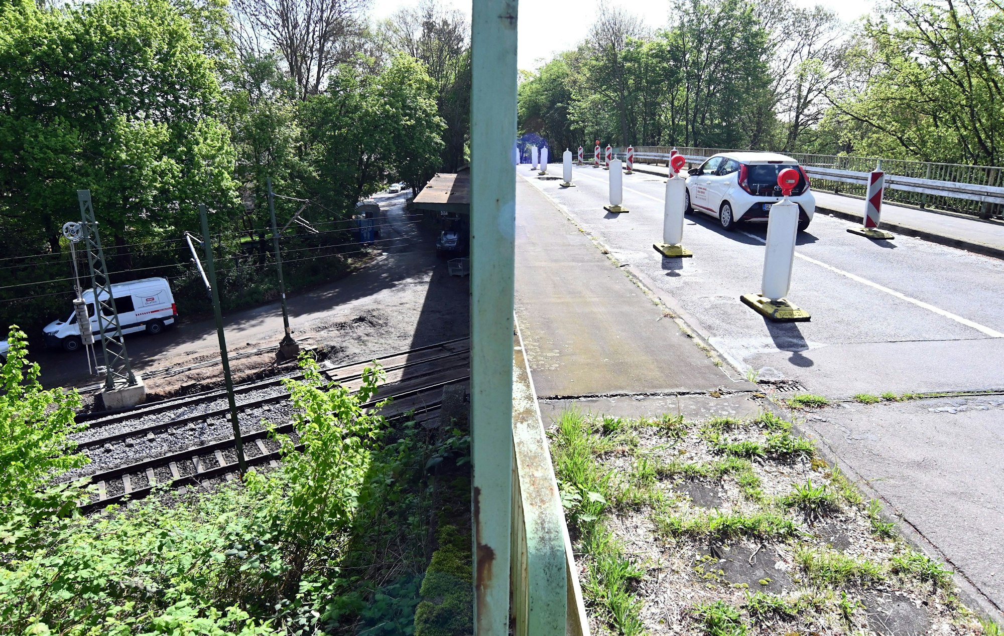 Die Brücke der Straße Am Flachsrosterweg in Köln-Mülheim über die dortigen Eisenbahngleise soll abgerissen werden.