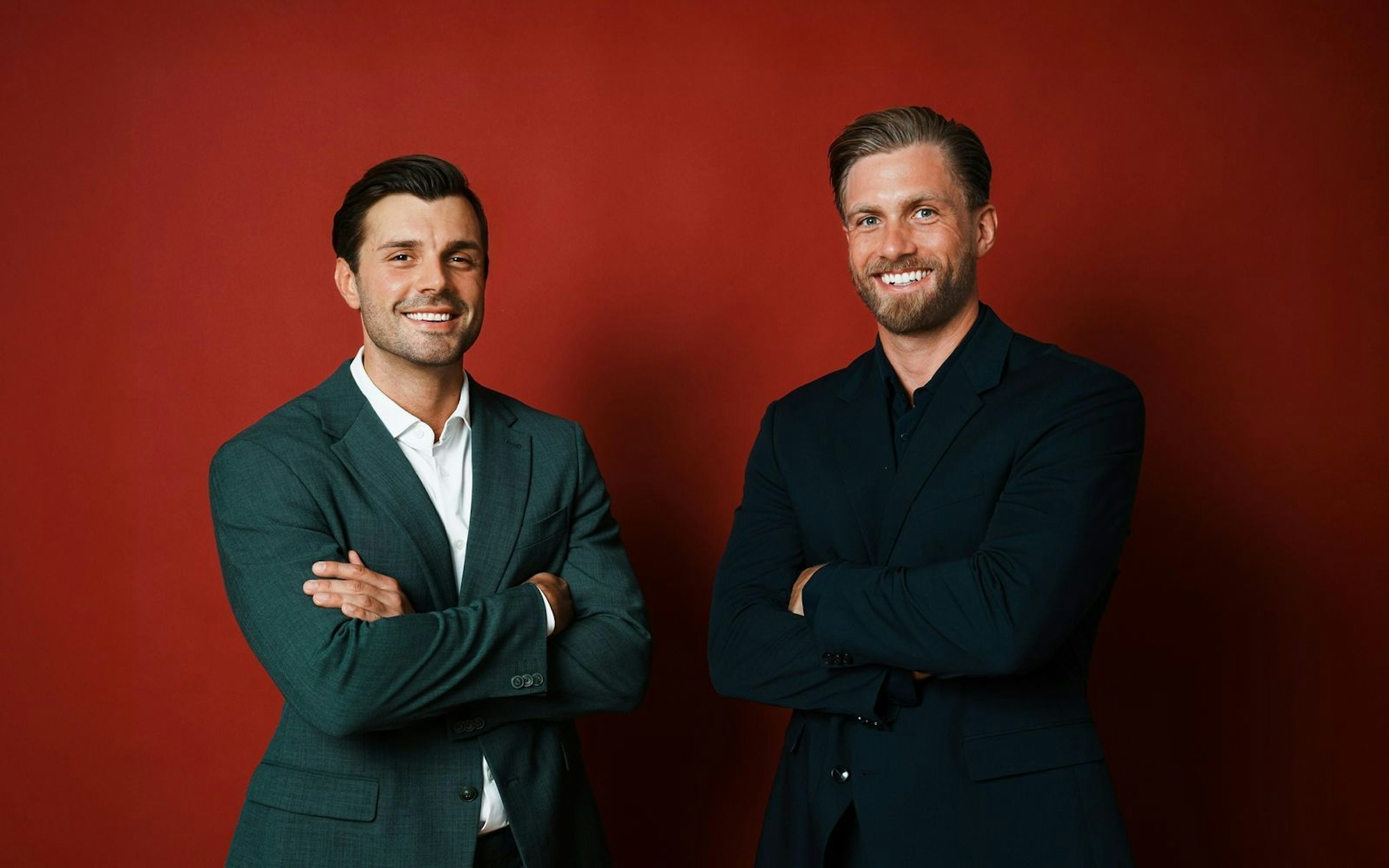 Tim (links) und Sebastian sind die neuen Rosenkavaliere bei „Die Bachelors“. (Bild: RTL / Lena-Luise Grellert)