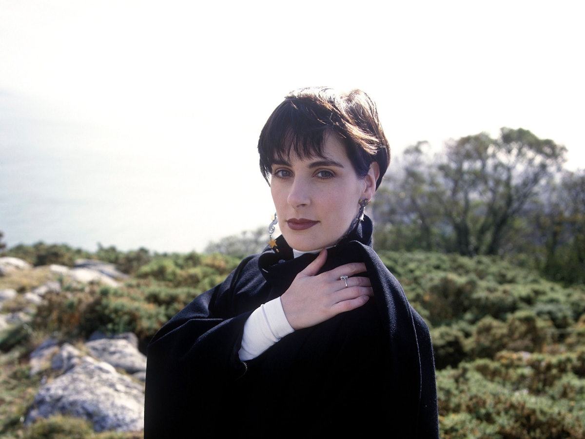 Enya posiert.