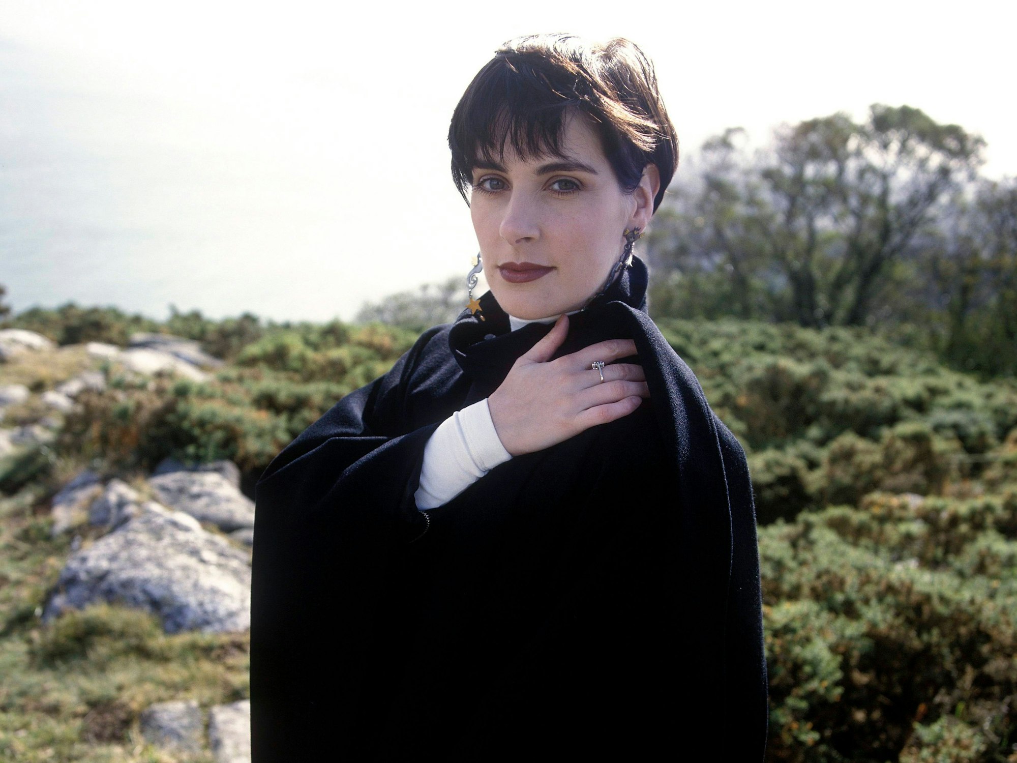 Enya posiert.