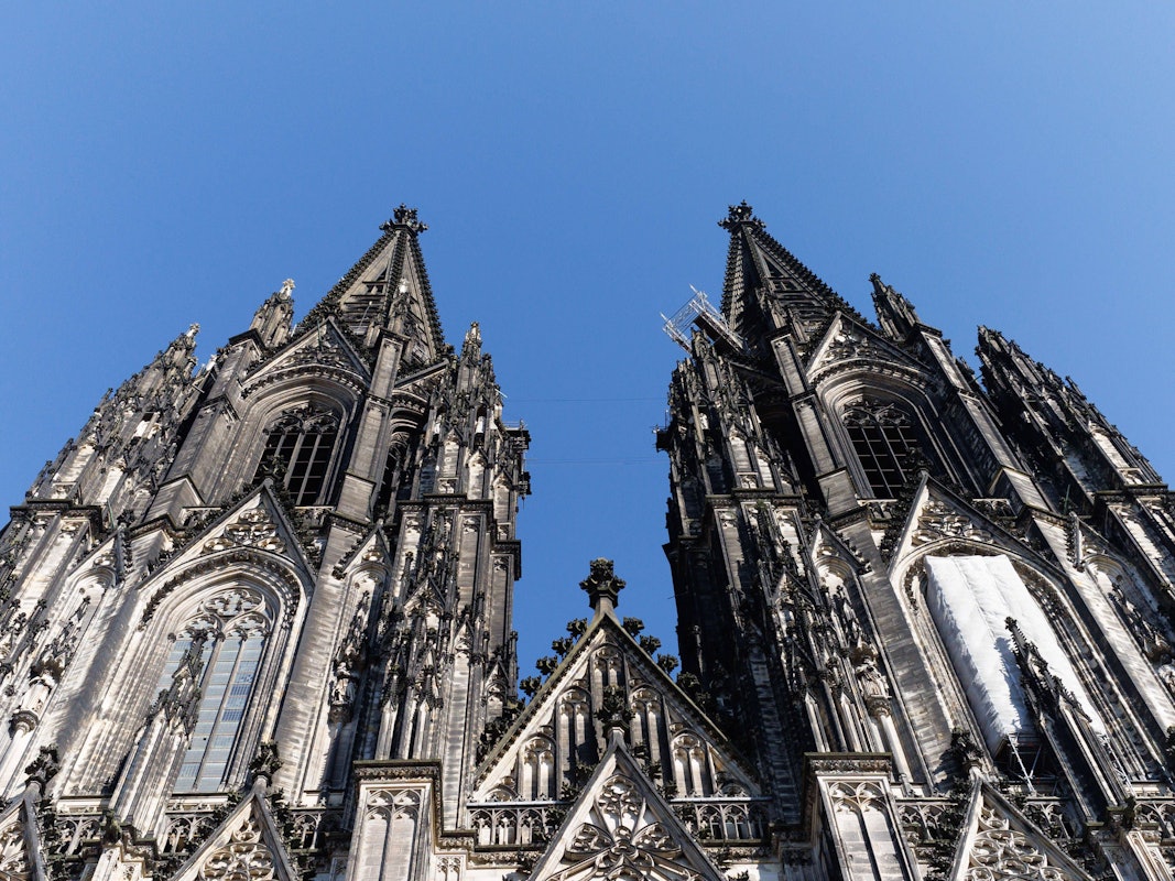 Kölner Dom bei blauem Himmel