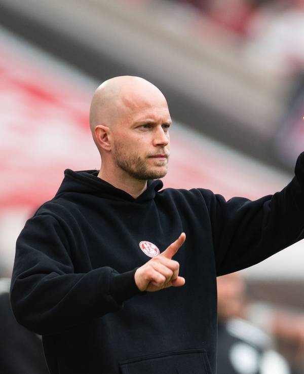 Trainer René Wagner (1. FC Köln) gestikuliert an der Seitenlinie.