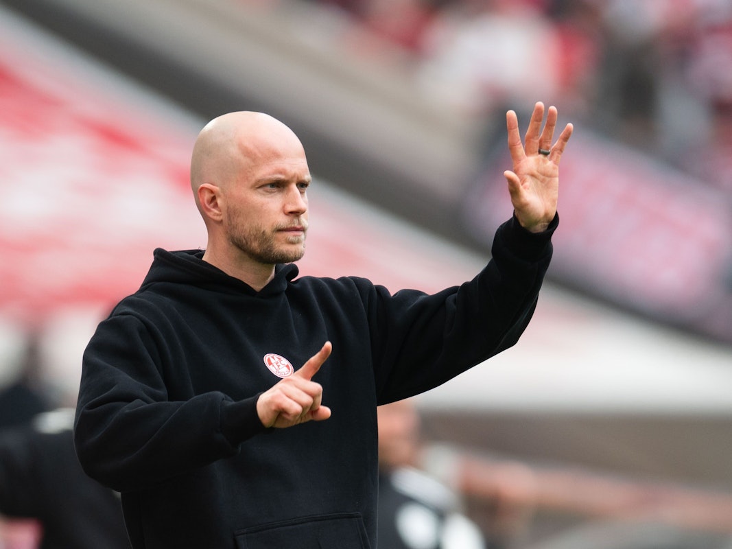 FC-Trainer René Wagner gestikuliert an der Seitenlinie.