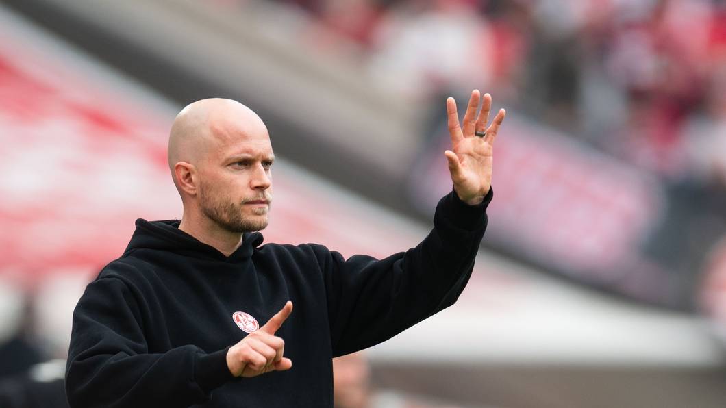 Trainer René Wagner (1. FC Köln) gestikuliert an der Seitenlinie.
