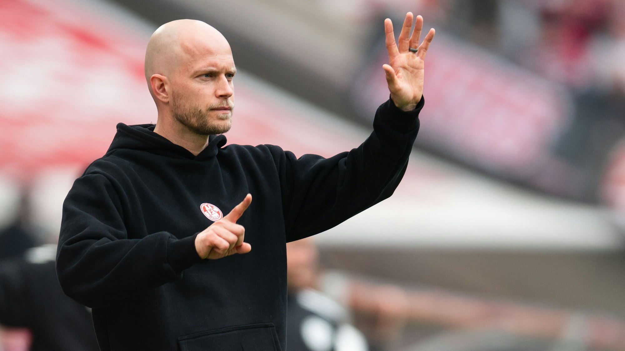 FC-Trainer René Wagner gestikuliert an der Seitenlinie.