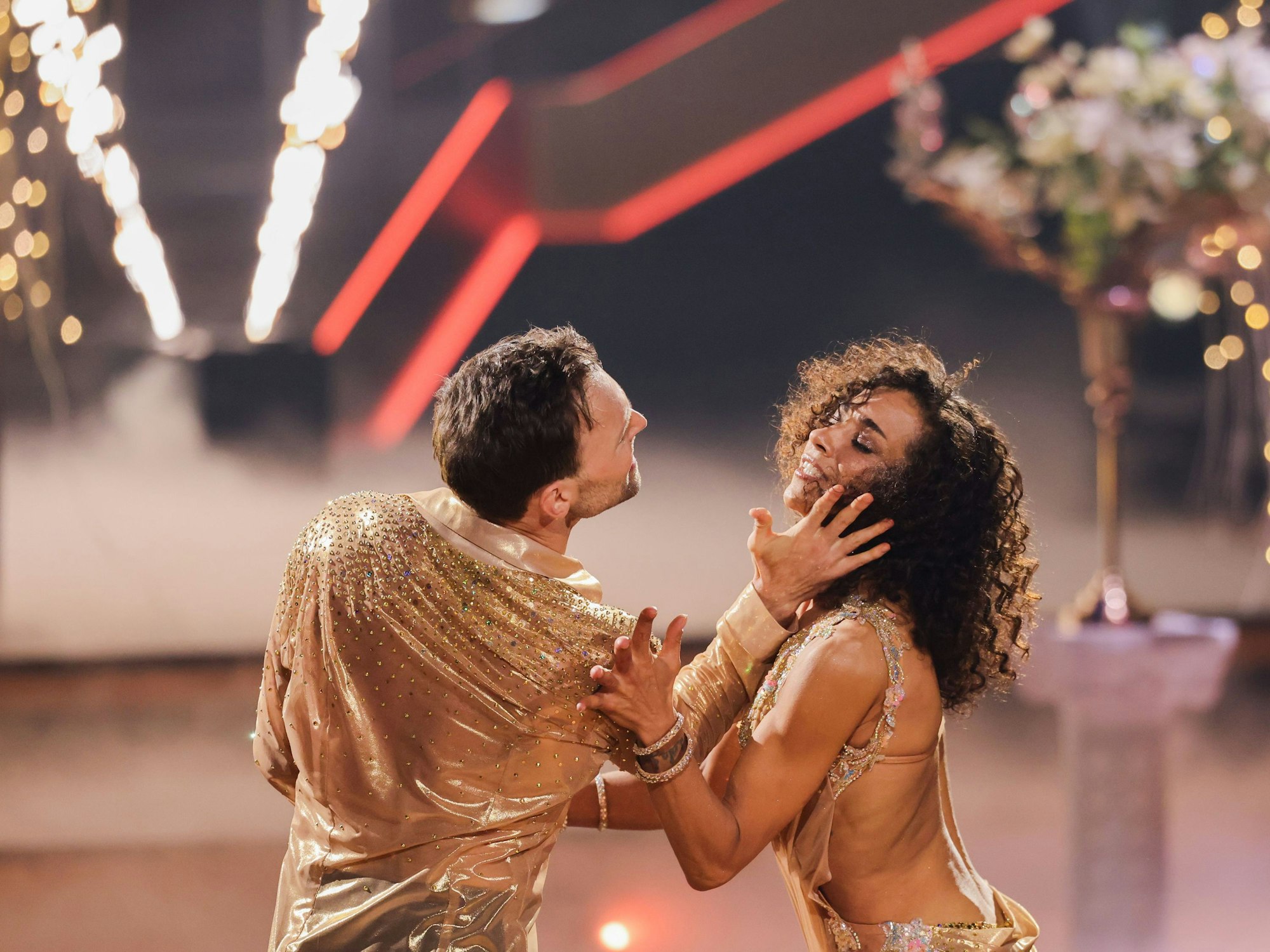 Nadja Benaissa und Vadim Garbuzov tanzen in der RTL-Tanzshow „Let's Dance“ im Coloneum.