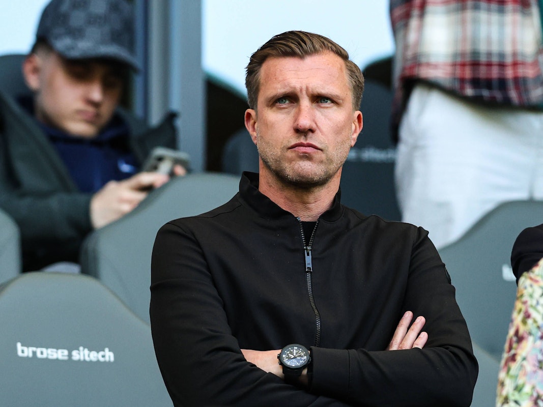 Sportvorstand Markus Krösche von Eintracht Frankfurt steht mit verschränkten Armen auf der Tribüne.