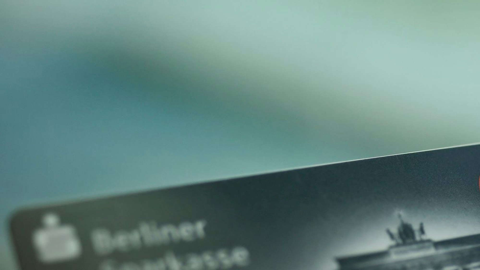 Eine Person hält eine Kreditkarte in der Hand