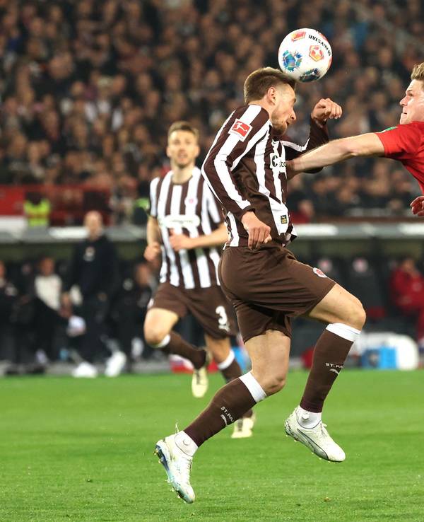 17. April 2026 am Millerntor: James Sands (l., FC St. Pauli) und Marius Bülter (1. FC Köln) kämpfen um den Ball.