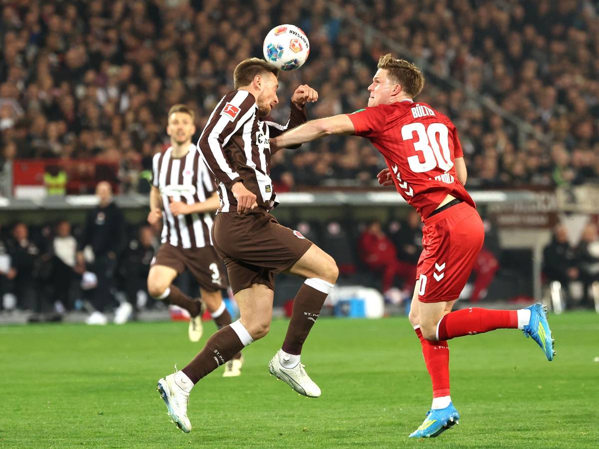 17. April 2026 am Millerntor: James Sands (l., FC St. Pauli) und Marius Bülter (1. FC Köln) kämpfen um den Ball.