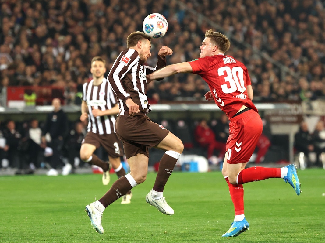 17. April 2026 am Millerntor: James Sands (l., FC St. Pauli) und Marius Bülter (1. FC Köln) kämpfen um den Ball.