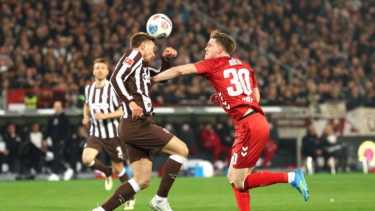 17. April 2026 am Millerntor: James Sands (l., FC St. Pauli) und Marius Bülter (1. FC Köln) kämpfen um den Ball.