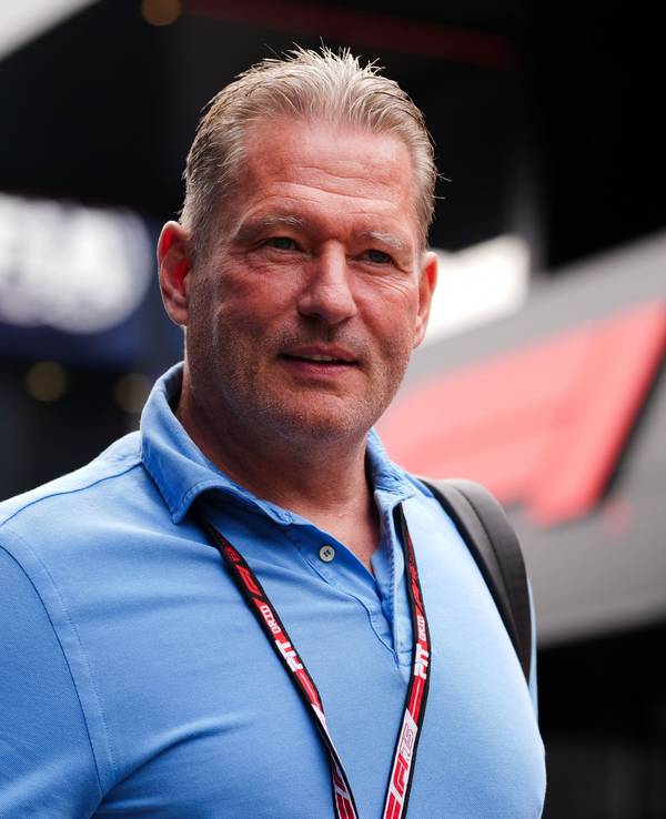 Jos Verstappen geht durchs Fahrerlager.