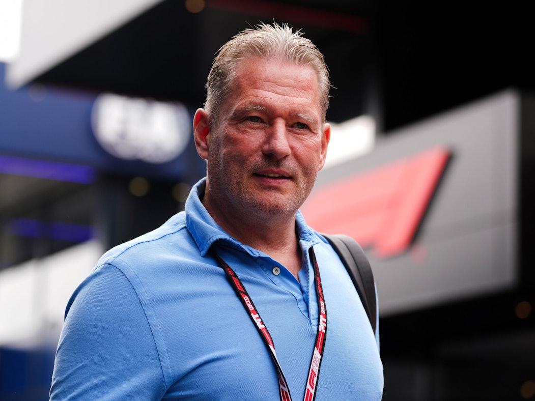 Jos Verstappen geht durchs Fahrerlager.