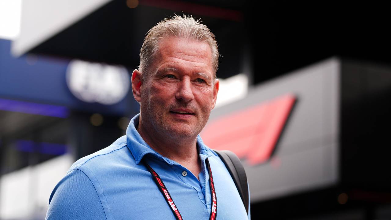 Jos Verstappen geht durchs Fahrerlager.
