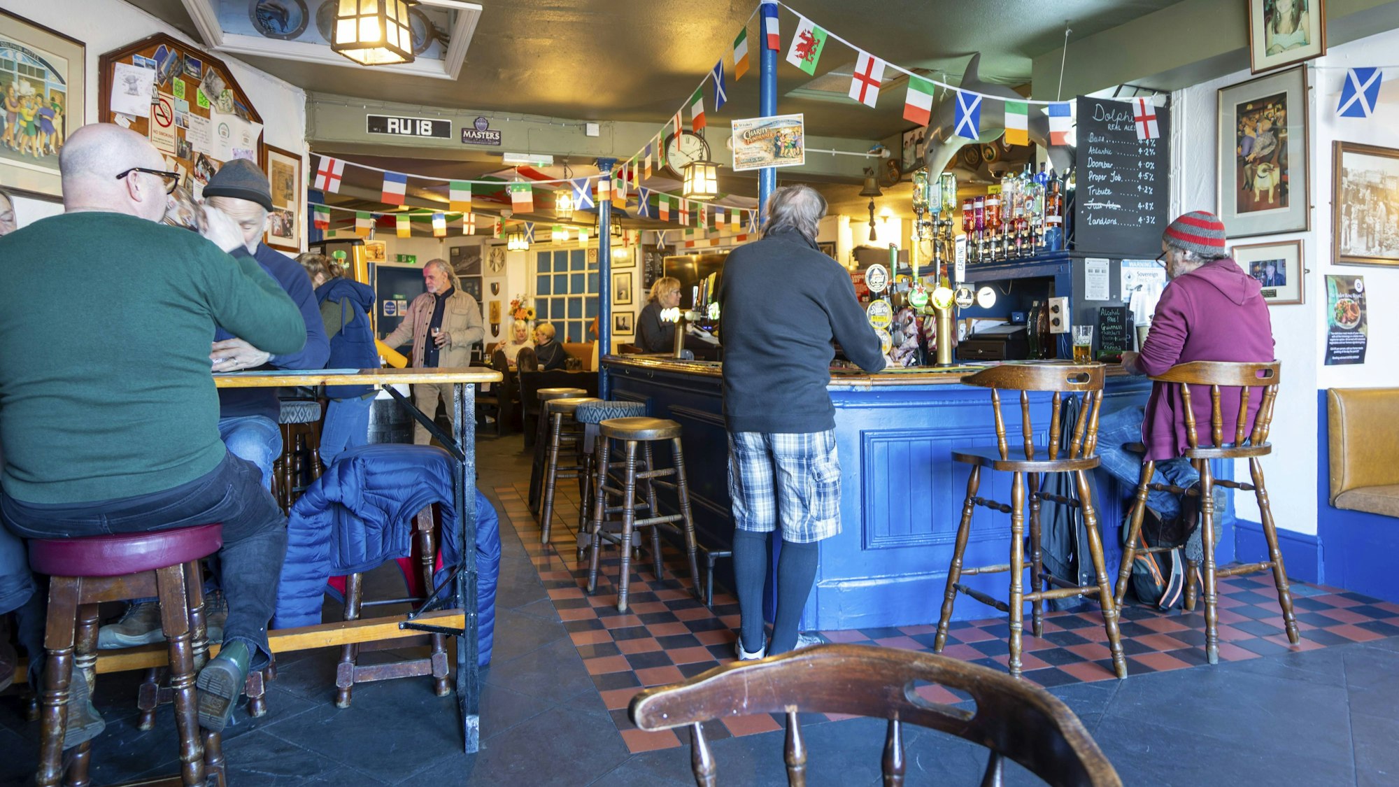 Der Blick in eine Kneipe (Symbolfoto)