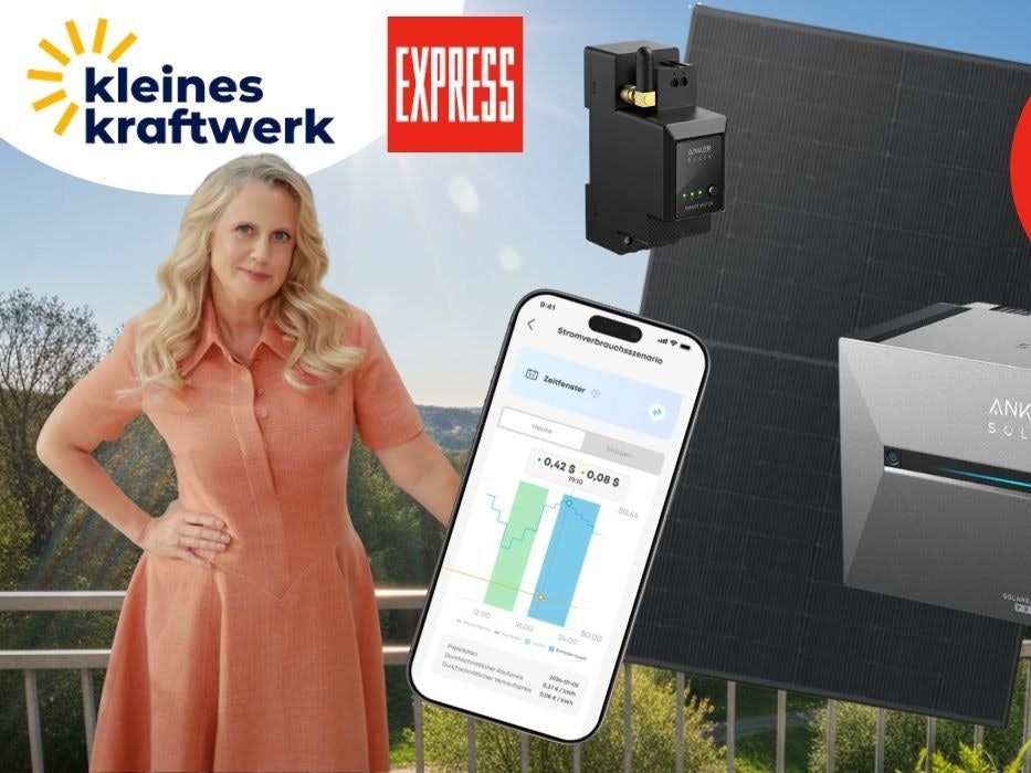Barbara Schöneberger steht an einem Gitterbalkon, dahinter eine grüne Wiese und Bäume. Die Sonne scheint an einem blauen, wolkenlosen Himmel. Dazu Kleines Kraftwerk Balkonkraftwerk XL Set mit Anker Solix 3 Pro Solarbank, Solarmodul und Zubehör.