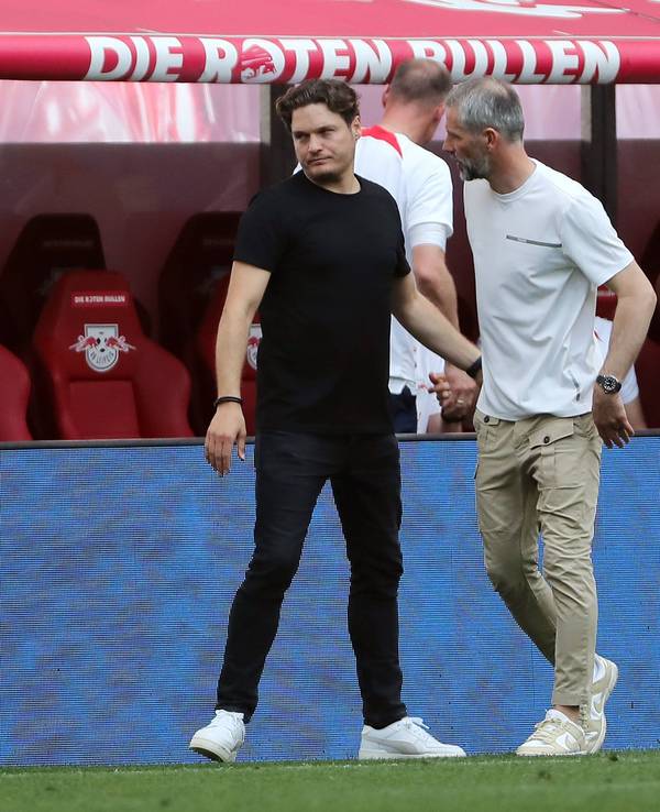 Trainer Edin Terzić und Marco Rose (r.) nach dem Spiel von Borussia Dortmund gegen RB Leipzig.