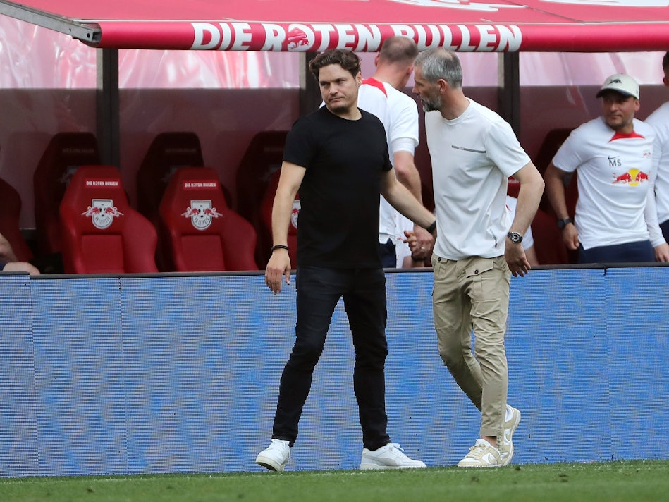 Trainer Edin Terzić und Marco Rose (r.) nach dem Spiel von Borussia Dortmund gegen RB Leipzig.