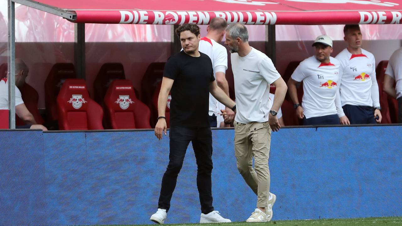 Trainer Edin Terzić und Marco Rose (r.) nach dem Spiel von Borussia Dortmund gegen RB Leipzig.