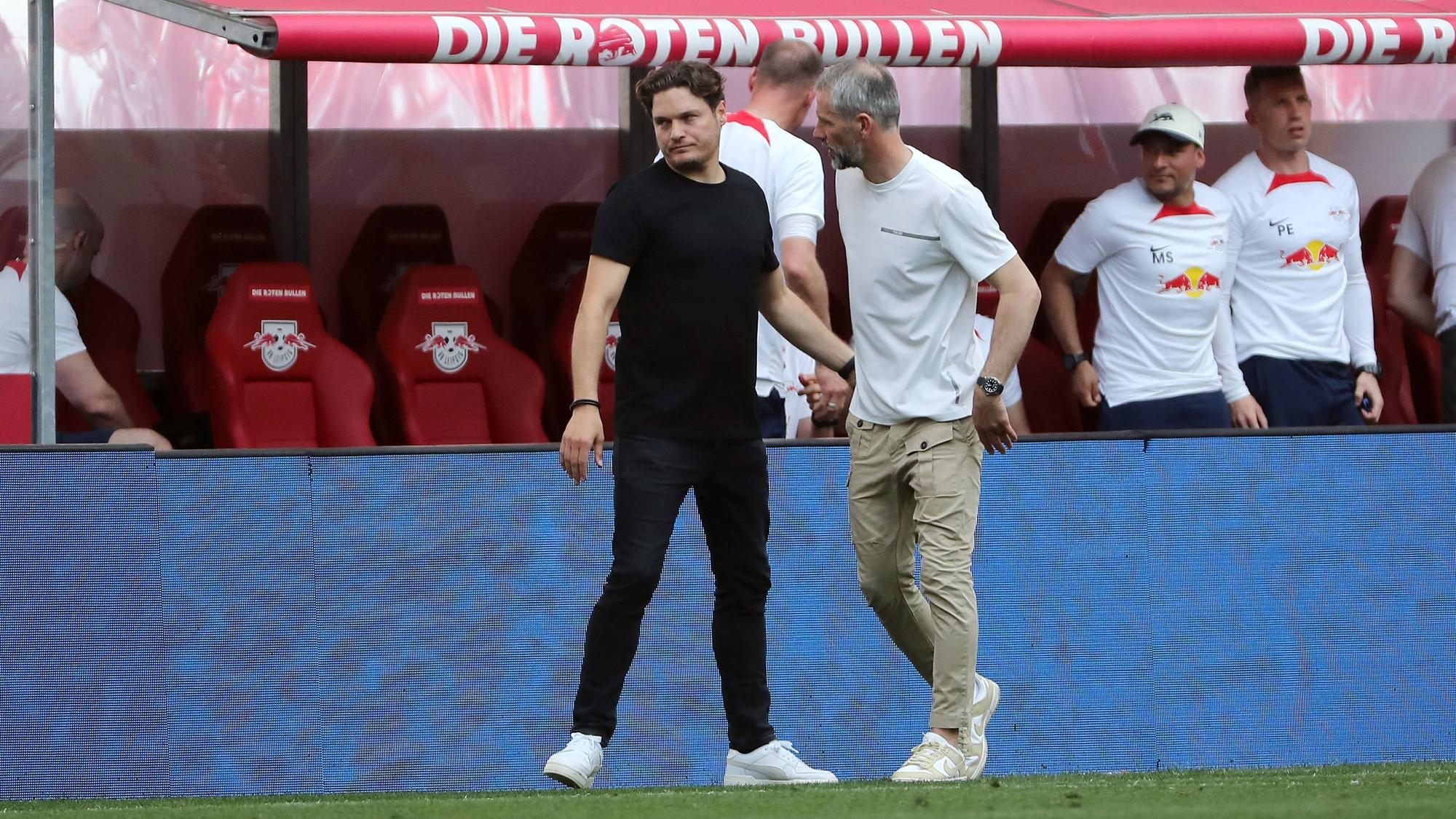 Trainer Edin Terzić und Marco Rose (r.) nach dem Spiel von Borussia Dortmund gegen RB Leipzig.
