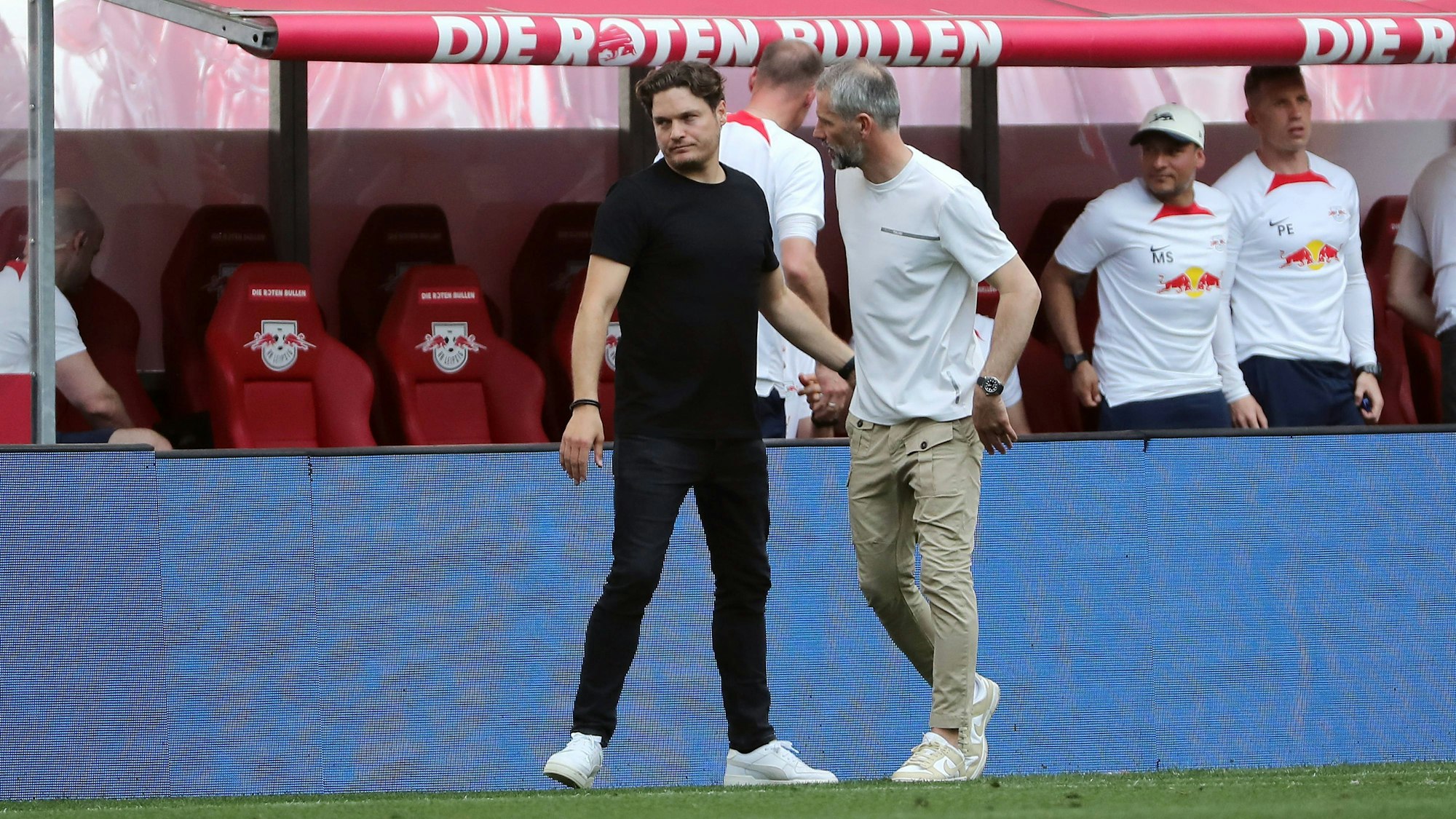 Trainer Edin Terzić und Marco Rose (r.) nach dem Spiel von Borussia Dortmund gegen RB Leipzig.