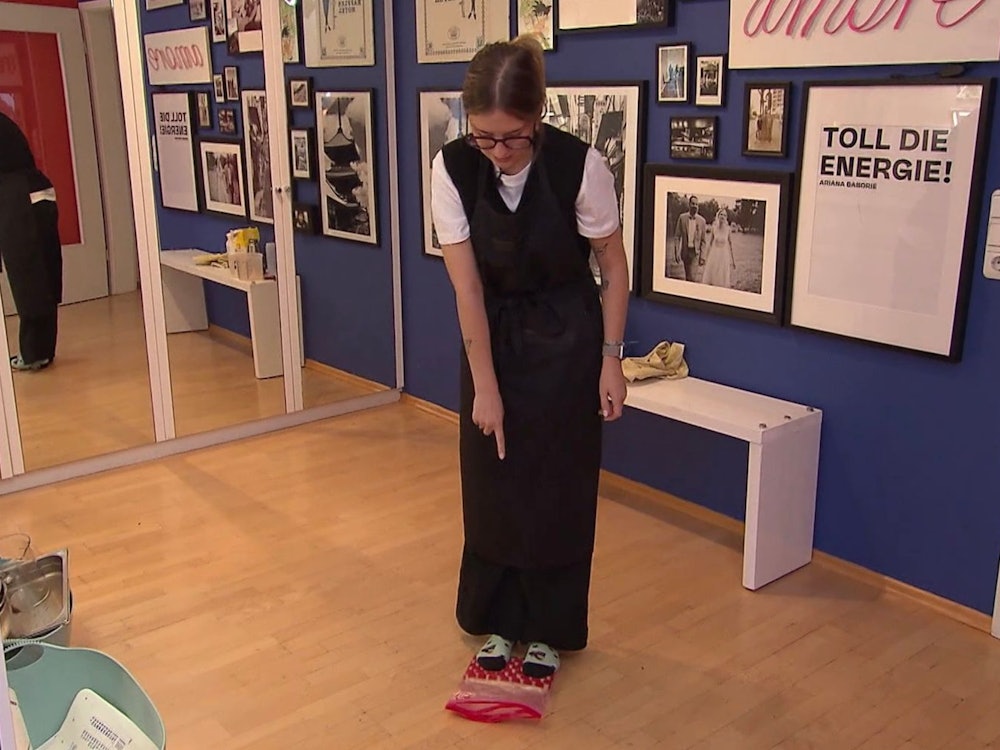 Antonia (29) tritt ihren selbstgemachten Soba-Nudelteig nach alter japanischer Tradition mit Füßen (Bild: RTL)