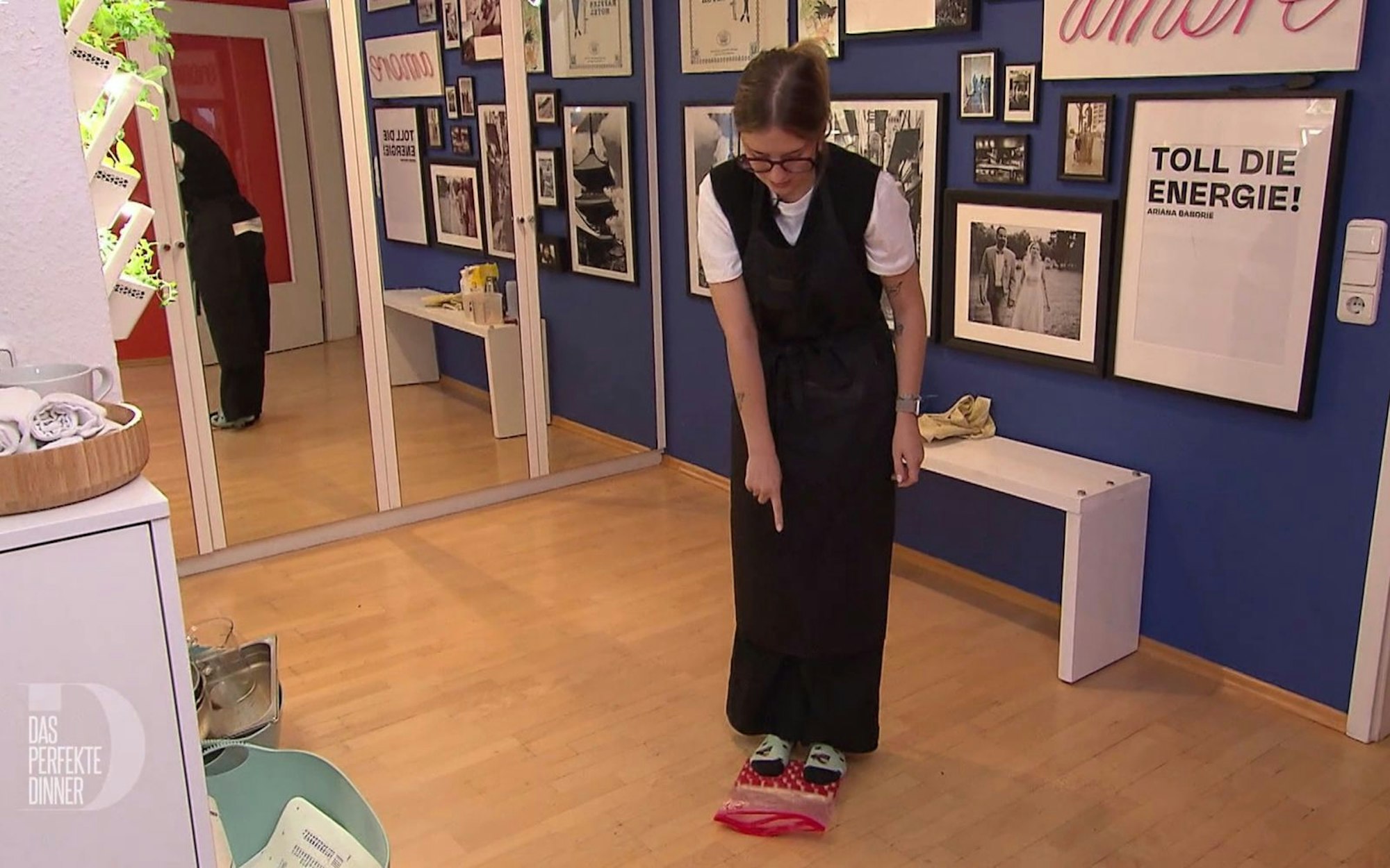 Antonia (29) tritt ihren selbstgemachten Soba-Nudelteig nach alter japanischer Tradition mit Füßen (Bild: RTL)