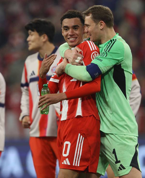 Manuel Neuer und Jamal Musiala jubeln nach dem Einzug ins Halbfinale der Champions League.