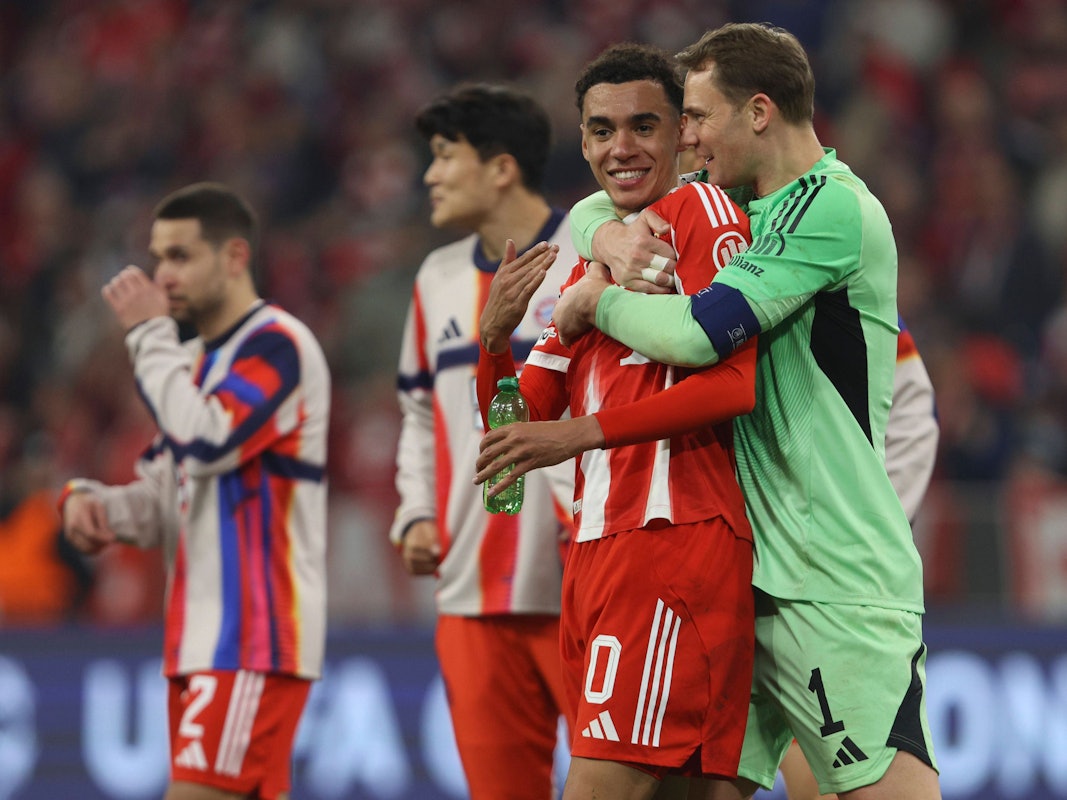 Manuel Neuer und Jamal Musiala jubeln nach dem Einzug ins Halbfinale der Champions League.