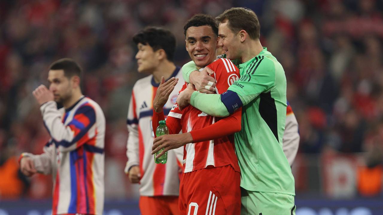 Manuel Neuer und Jamal Musiala jubeln nach dem Einzug ins Halbfinale der Champions League.