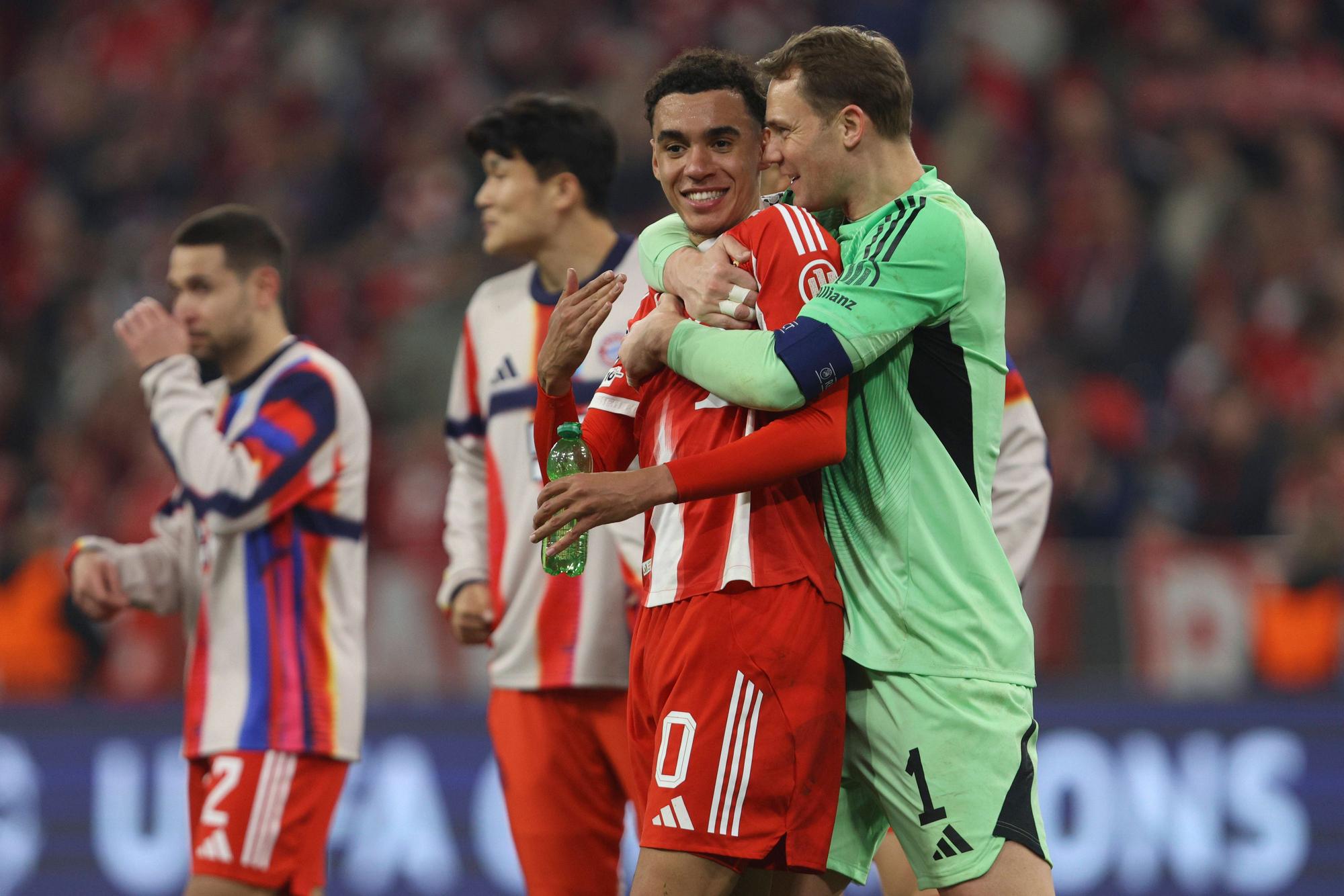 Manuel Neuer und Jamal Musiala jubeln nach dem Einzug ins Halbfinale der Champions League.