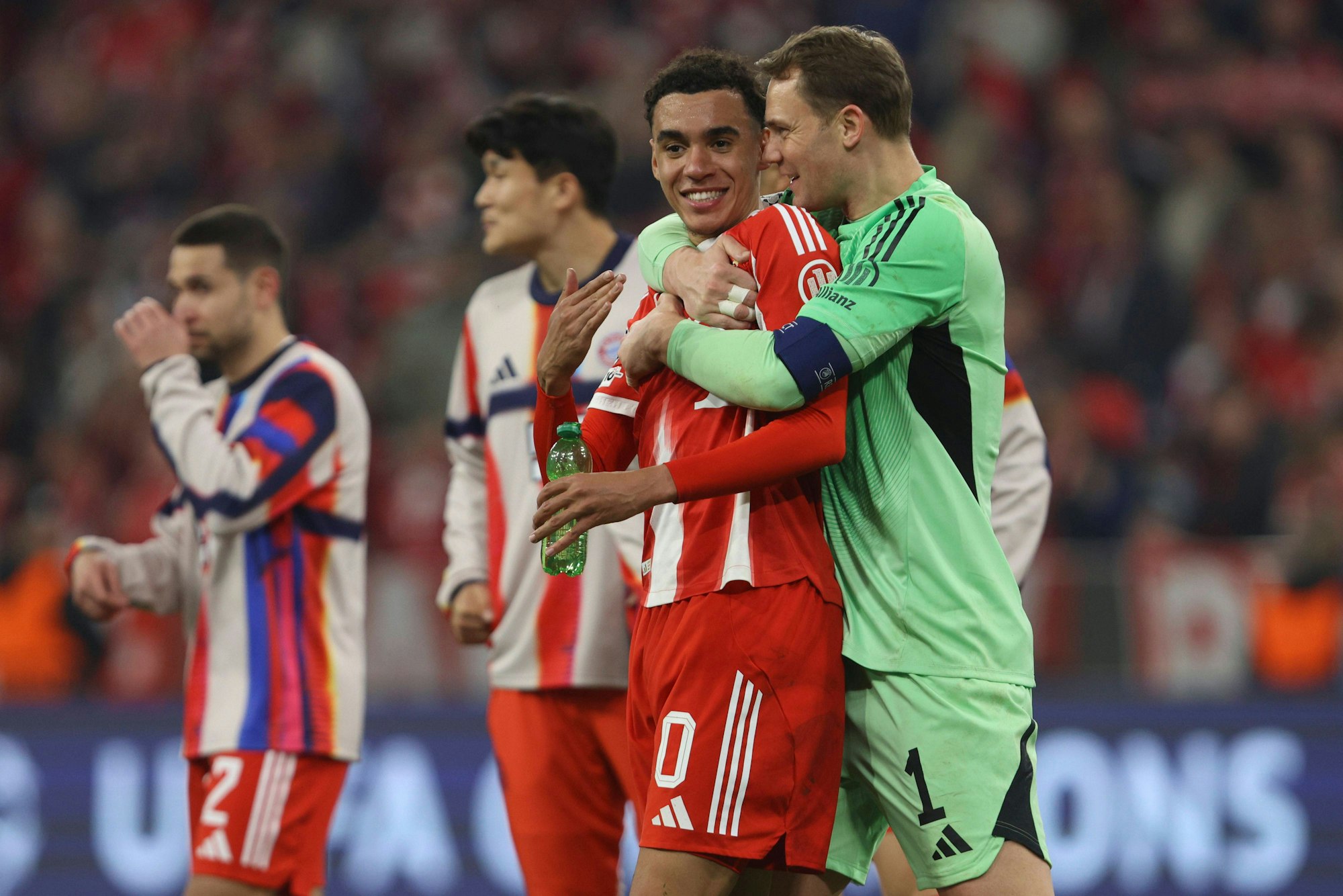 Manuel Neuer und Jamal Musiala jubeln nach dem Einzug ins Halbfinale der Champions League.