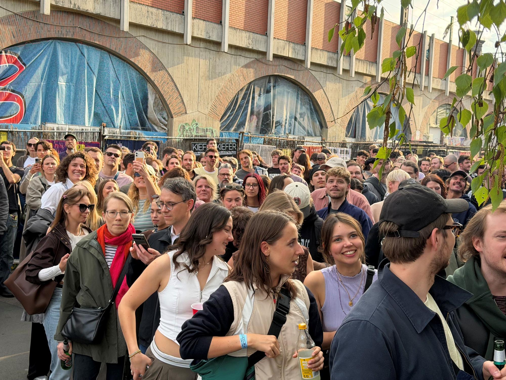 Fans hören Alexander Marcus beim Konzert zu.
