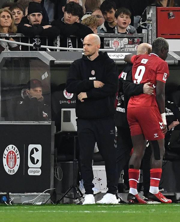 Ragnar Ache muss verletzt vom Platz humpeln.