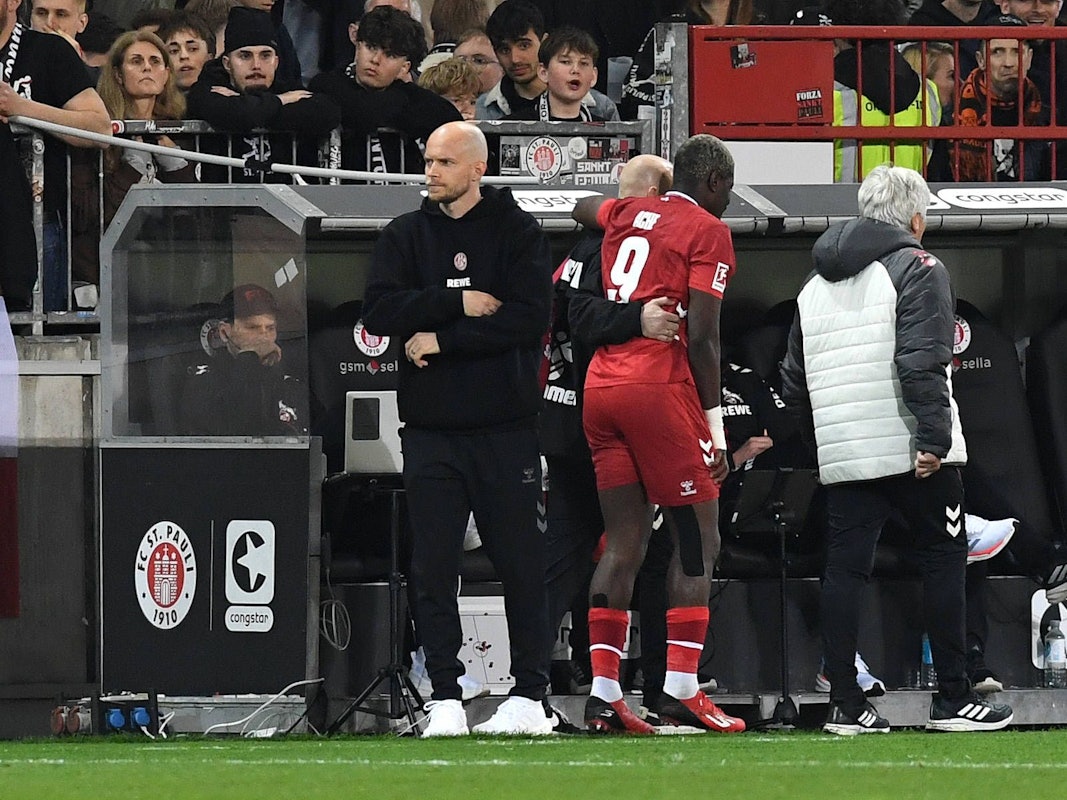 Ragnar Ache muss verletzt vom Platz humpeln.