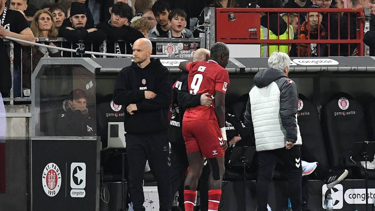 Ragnar Ache muss verletzt vom Platz humpeln.