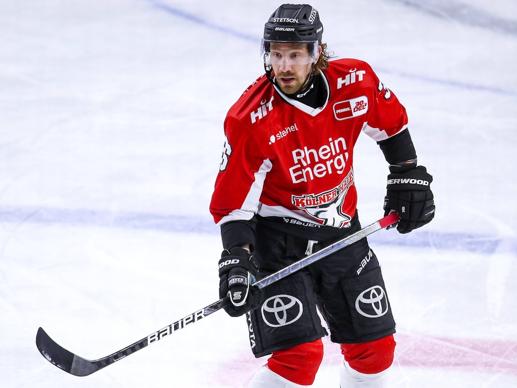 Andreas Thuresson im Trikot der Kölner Haie auf dem Eis.