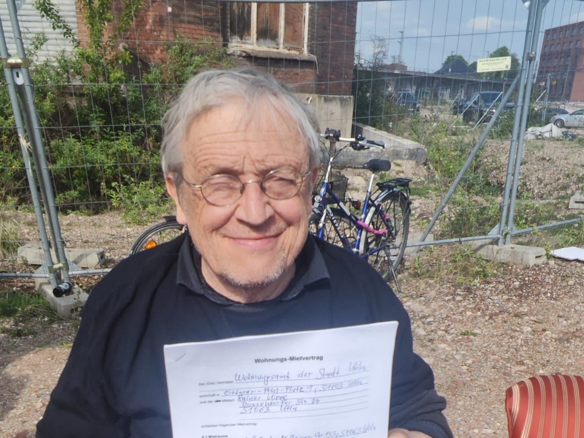 Protest gegen Stillstand, Spekulation und verfehlte Wohnungspolitik in Köln-Deutz – Sozialarbeiter Rainer Kippe mit dem gefakten Mietvertrag.