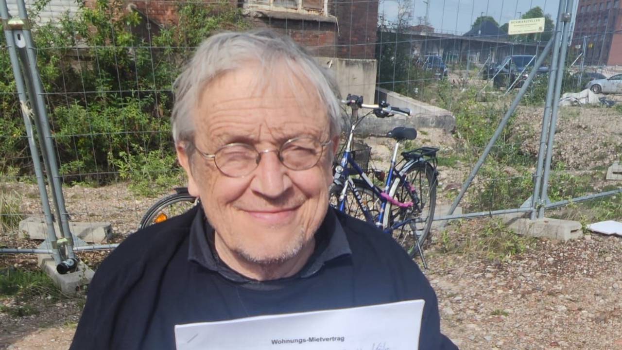 Protest gegen Stillstand, Spekulation und verfehlte Wohnungspolitik in Köln-Deutz – Sozialarbeiter Rainer Kippe mit dem gefakten Mietvertrag.