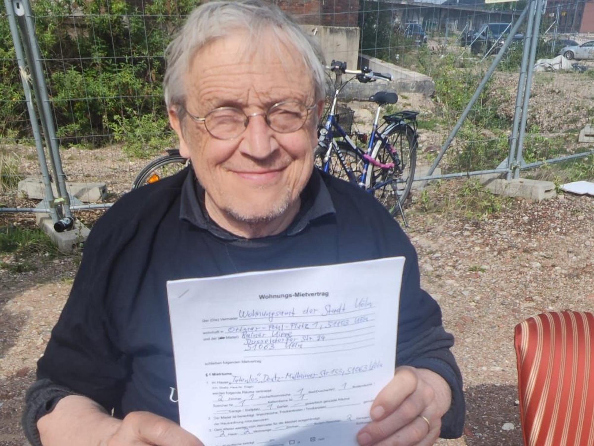 Protest gegen Stillstand, Spekulation und verfehlte Wohnungspolitik in Köln-Deutz – Sozialarbeiter Rainer Kippe mit dem gefakten Mietvertrag.